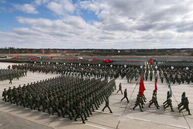 俄反法西斯胜利70周年阅兵完整彩排 战机空中摆出“70”