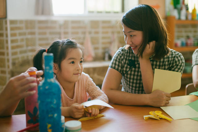 广东幼儿园老师穿旗袍上课 尽显民国范儿