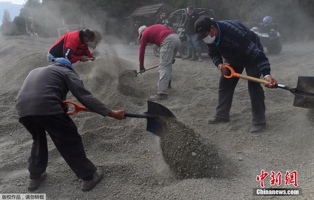 智利火山喷发火山灰漫天 覆盖城镇