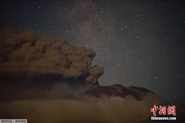 智利火山喷发火山灰漫天 覆盖城镇