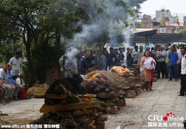 尼泊尔强震致逾2400人遇难 民众野外焚烧遗体