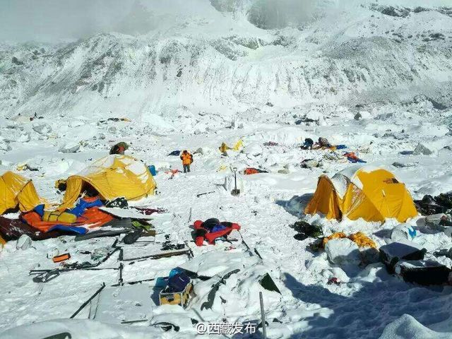 珠峰南坡雪崩现场画面曝