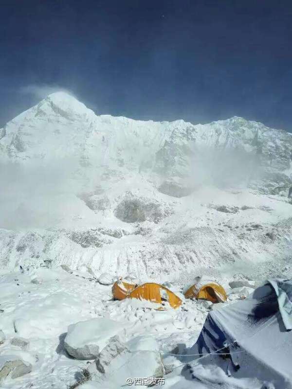 珠峰南坡雪崩现场画面曝