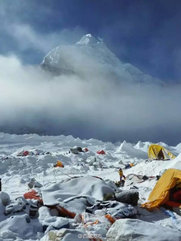 珠峰南坡雪崩现场画面曝