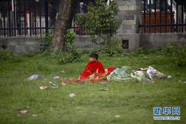 尼泊尔突发强烈地震 民众在户外避难