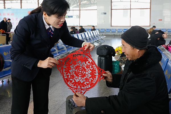 春运民间艺术“走进”山东聊城火车站