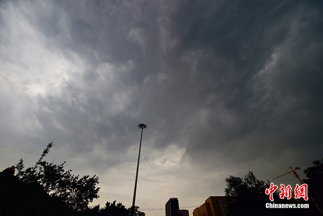 京城遭遇短时雷雨 天空现“西边日落东边雨”