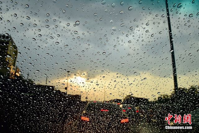 京城遭遇短时雷雨 天空现“西边日落东边雨”