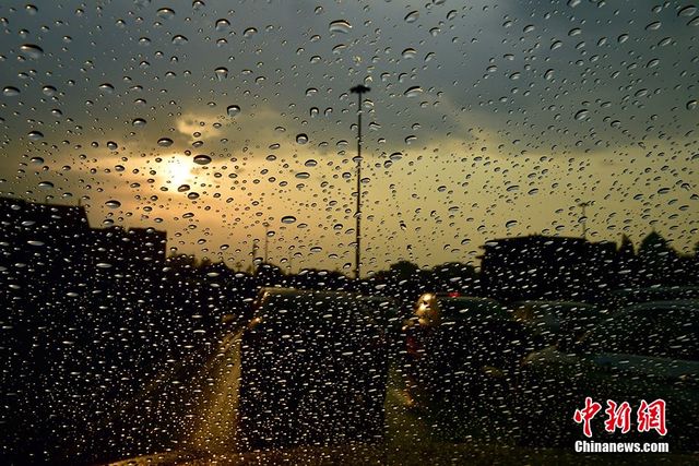 京城遭遇短时雷雨 天空现“西边日落东边雨”