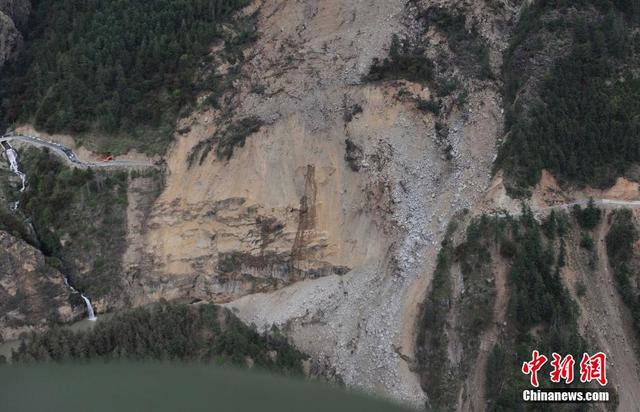 航拍地震灾区西藏吉隆镇 空地搭起大量帐篷