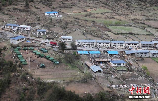 航拍地震灾区西藏吉隆镇 空地搭起大量帐篷