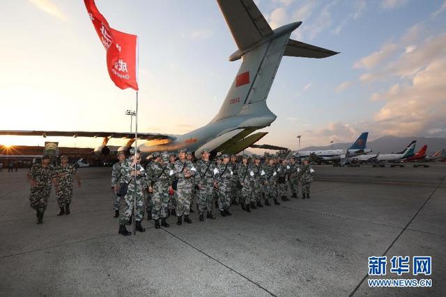 中国空军首架救援飞机飞抵尼泊尔地震灾区