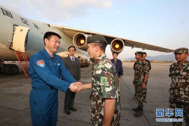 中国空军首架救援飞机飞抵尼泊尔地震灾区