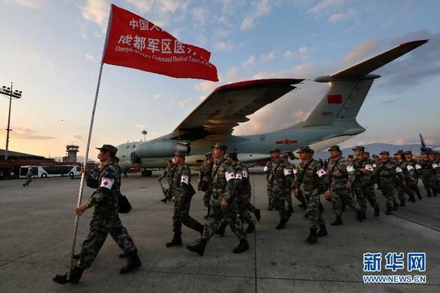 中国空军首架救援飞机飞抵尼泊尔地震灾区