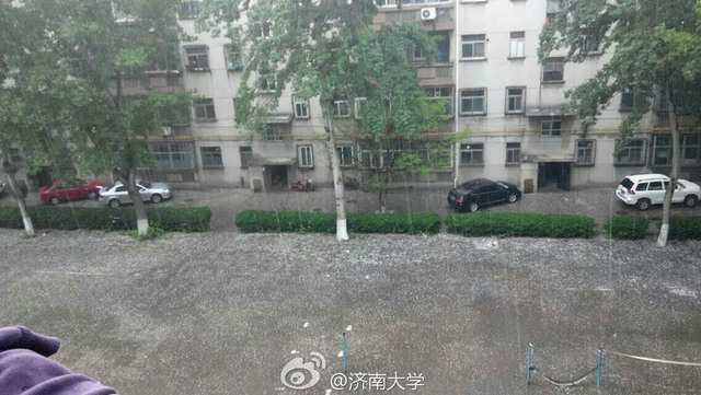 济南迎来暴雨侵袭 大块冰雹砸向市区