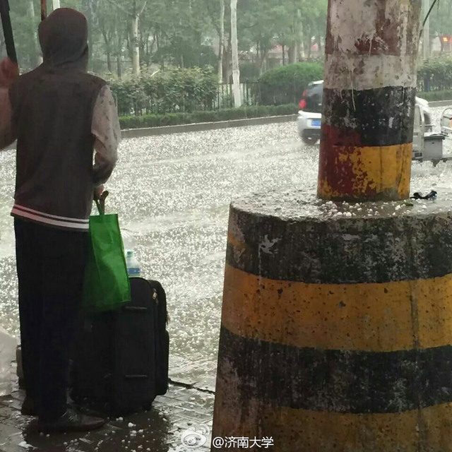 济南迎来暴雨侵袭 大块冰雹砸向市区