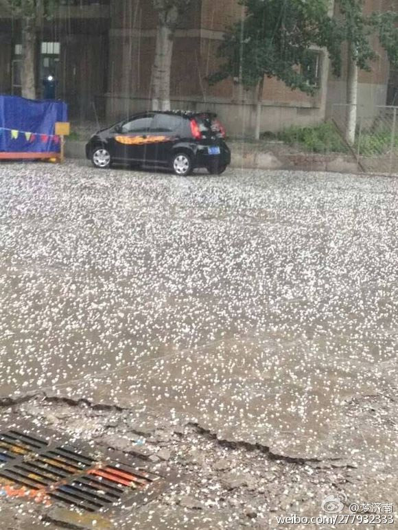 济南迎来暴雨侵袭 大块冰雹砸向市区