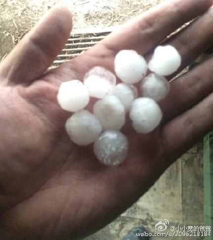 济南迎来暴雨侵袭 大块冰雹砸向市区