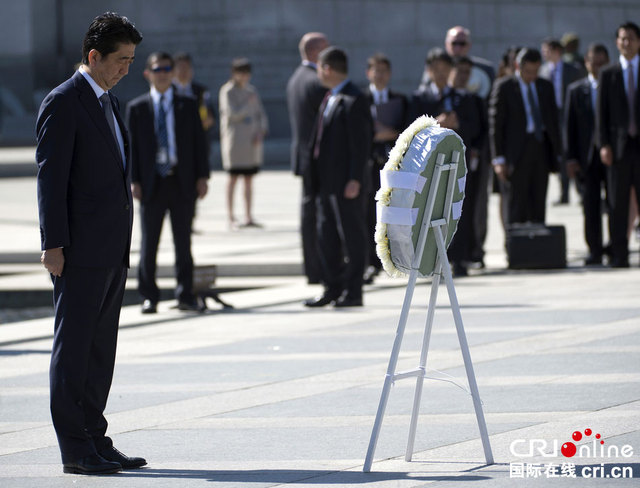 安倍向美国国家二战纪念碑敬献花圈