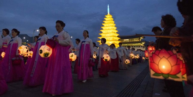 韩国佛教徒点燃彩色莲花灯 迎接佛诞日