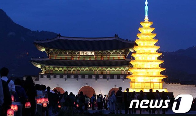 韩国佛教徒点燃彩色莲花灯 迎接佛诞日