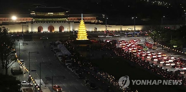 韩国佛教徒点燃彩色莲花灯 迎接佛诞日