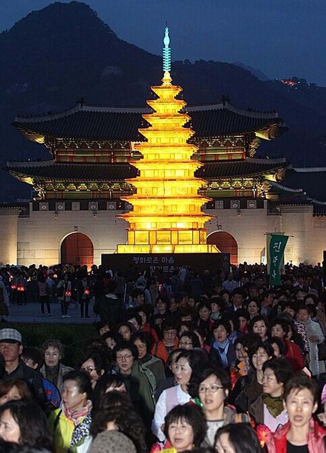 韩国佛教徒点燃彩色莲花灯 迎接佛诞日