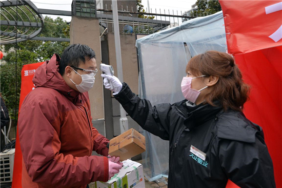 （南京市鼓楼区中央门街道供稿 社会广角列表 三吴大地南京 移动版）南京物业工作者：以自身“辛苦指数”换取群众“安全指数” （列表页标题）南京物业工作者：以自身辛苦换取群众安全