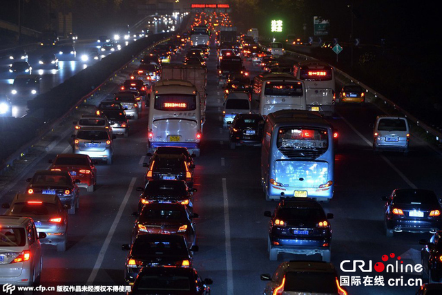 五一迎来出行高峰 马路变停车场