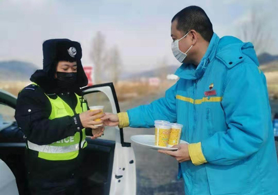 07【吉林供稿】延吉市民为执勤民警献爱心支援防疫一线