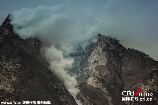 印尼锡纳朋火山持续喷发场面壮观