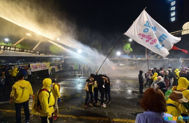 韩国示威者要求独立调查“世越号”乘船事故遭高压水枪驱赶