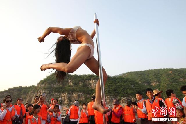 钢管舞女神黄河游轮性感热舞挑战人体旗帜