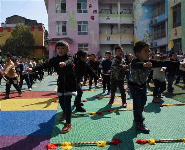 全国首套土家幼儿摆手操面世 来凤传承土家文化从娃娃抓起