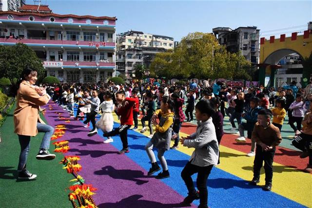 全国首套土家幼儿摆手操面世 来凤传承土家文化从娃娃抓起