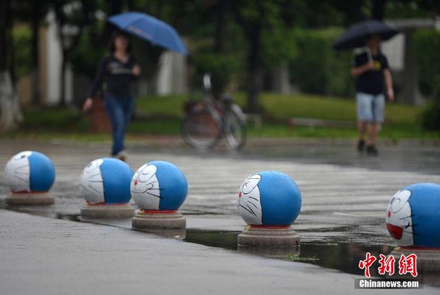 石墩哆啦A梦 萌翻福州大学校园