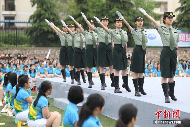 南京中医药大学女子国旗班亮相 飒爽英姿引关注