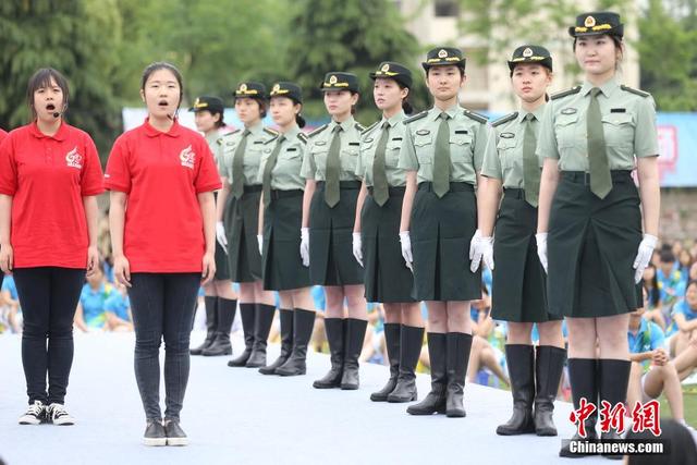 南京中医药大学女子国旗班亮相 飒爽英姿引关注