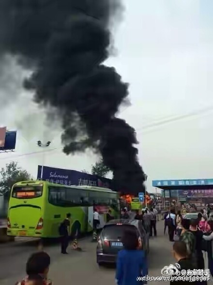 河北燕郊公交车疑遭纵火 现场浓烟滚滚