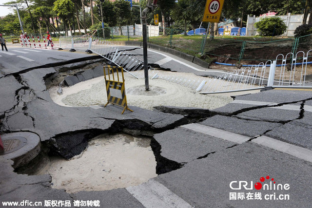 广州白云区石槎路突发地陷惊现巨坑 占双向车道交通受阻