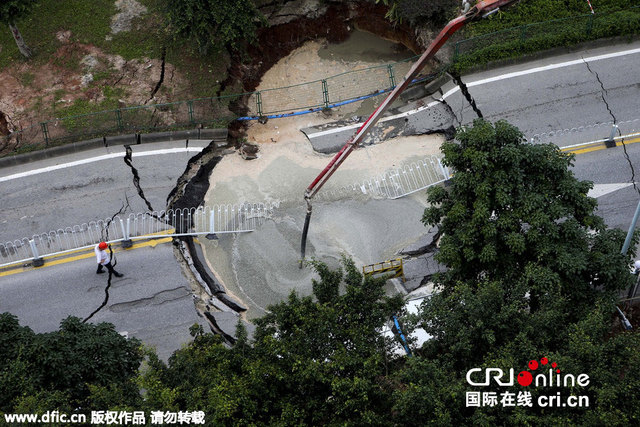 广州白云区石槎路突发地陷惊现巨坑 占双向车道交通受阻