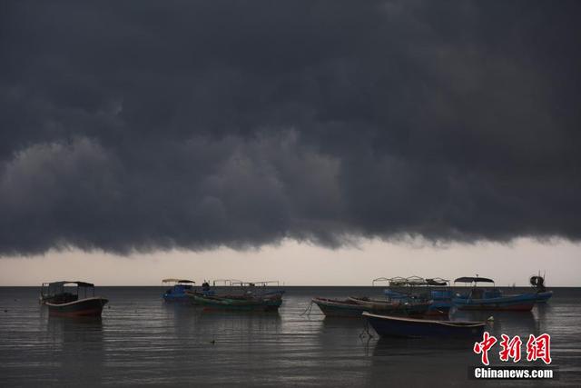 海南琼海黑云压城 形成壮观“一线天”