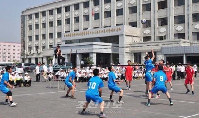 平壤市民踏青跳舞欢度劳动节