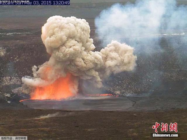 美国夏威夷火山口崩塌 熔岩爆炸场面壮观