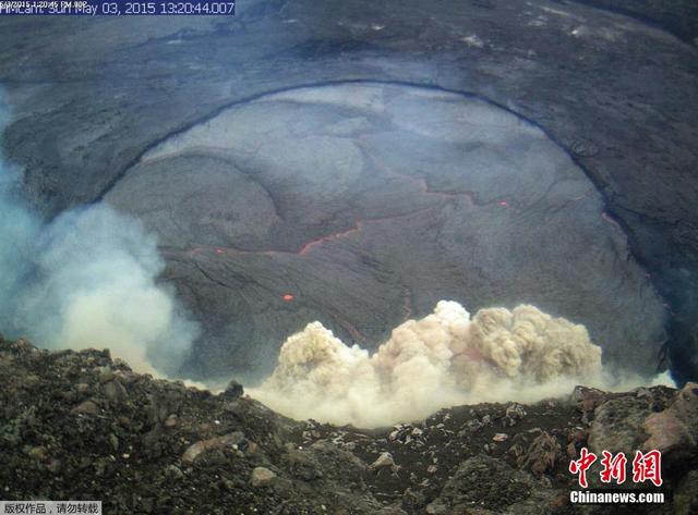 美国夏威夷火山口崩塌 熔岩爆炸场面壮观