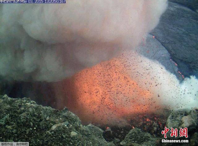 美国夏威夷火山口崩塌 熔岩爆炸场面壮观