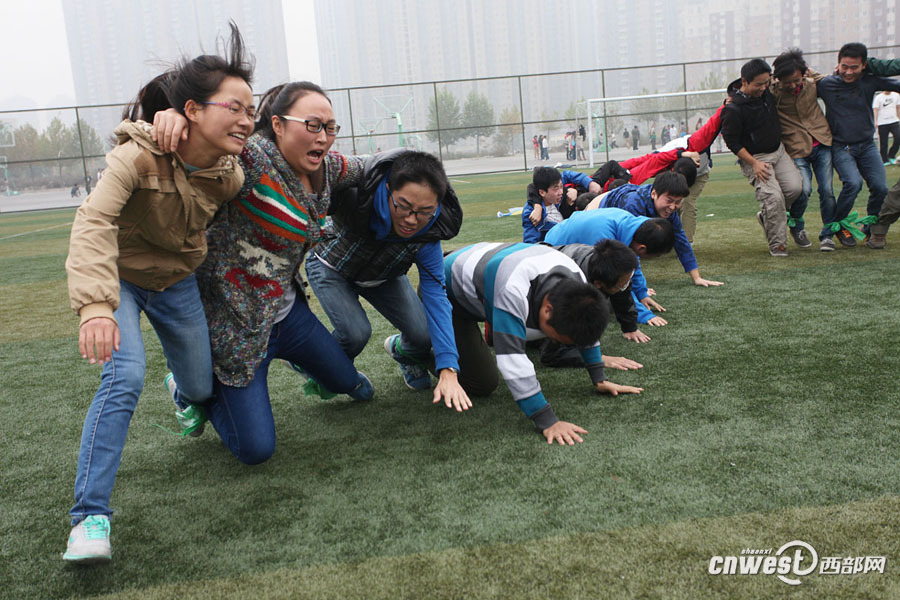 焦点图 显示图在稿件最下方】开学了这所大学的足球场却没了 满满的都是回忆