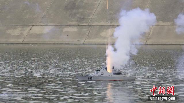 航母模型现身河南上演“海战”