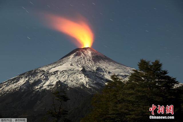 智利维利亚里卡火山喷发 岩浆喷薄而出