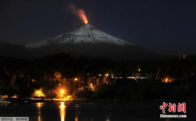 智利维利亚里卡火山喷发 岩浆喷薄而出